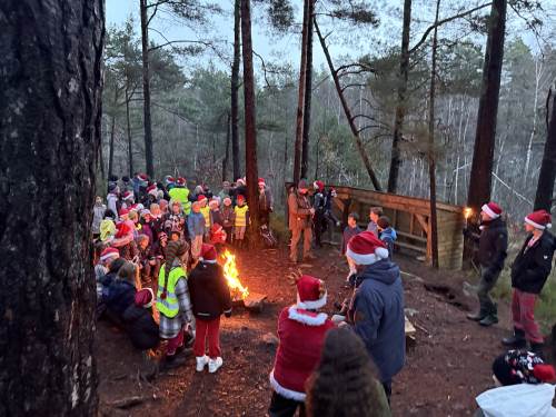Mange samlet seg rundt bålet ved åpning av uteskolen